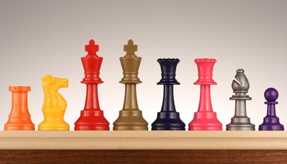 Free Photo  Green and pink pieces for chess with game board